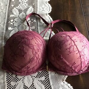 Victoria’s Secret bombshell plunge bra